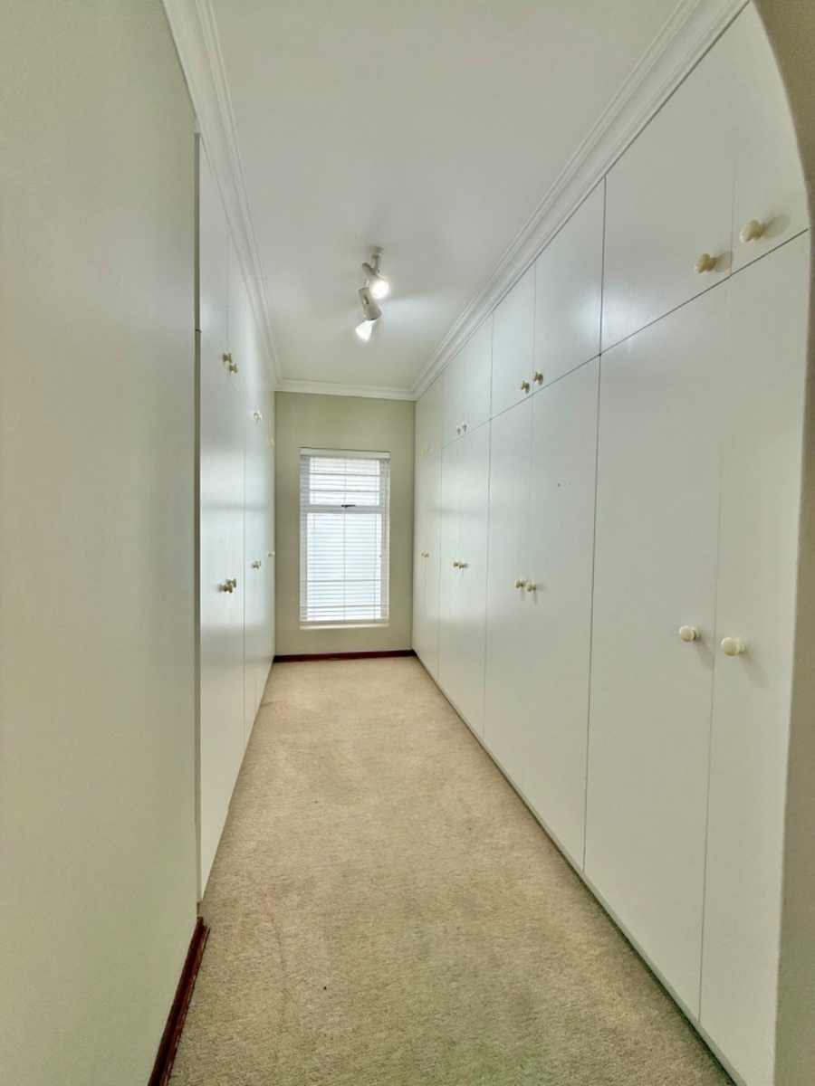 5 Bedroom Property for Sale in Seaview Eastern Cape